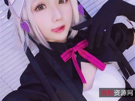 《美少女小秋秋:身材完美,气质完美,3集337m,性感吊带,采光房间》