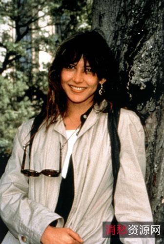 《1982年/初吻/苏菲·玛索/HD1080/2部/未删减版》：经典青春爱情电影，爱意和坦白抓住观众心！