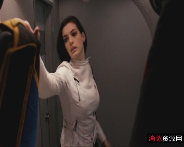 《糊涂侦探》：安妮·海瑟薇和道恩o强森联手拯救世界