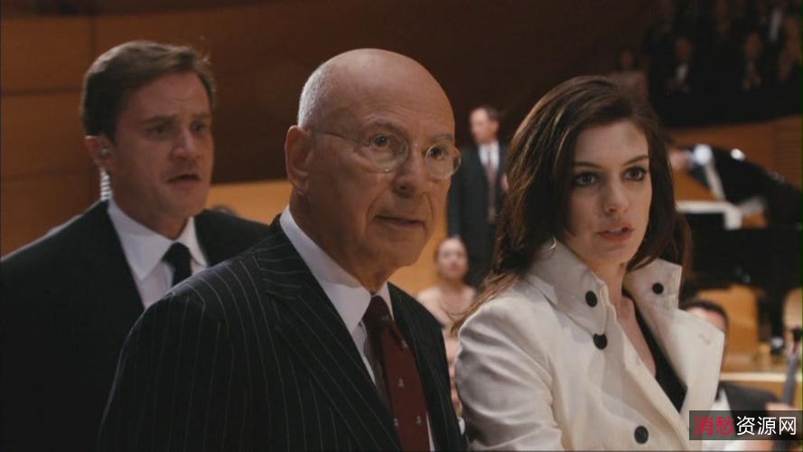 《糊涂侦探》：安妮·海瑟薇和道恩o强森联手拯救世界