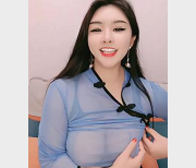 《卡戴珊10.3-4性感直播：火辣美女{{网红名字1}}挑逗你的眼球！》