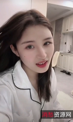 美丽魅力无限网红凤凰13V/167M精选视频:穿越时空的仙女,柔软长发、清澈眼睛、娇艳容颜、性感身材,金黄色出场,精彩场景细节,多姿多彩,最美年华!