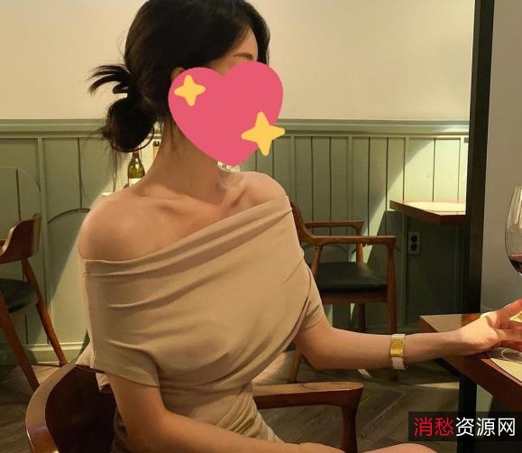 空姐Ashley的大长腿私拍：一位拥有38万粉丝的空姐，展示穿搭、健身瑜伽、旅行拍摄精彩瞬间