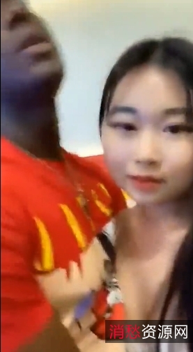 爱情的力量:网红“小浩浩”发布的美眉找黑爹秀恩爱视频