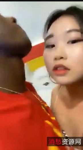 爱情的力量:网红“小浩浩”发布的美眉找黑爹秀恩爱视频