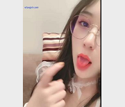 烧嫩女神砂糖：甜美高颜小姐姐，A4腰酥胸，长腿顶紫薇，打粑粑，51V1G