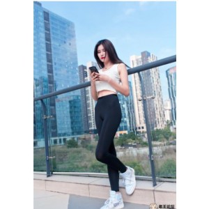 街拍婷婷作品：时尚潮流搭配