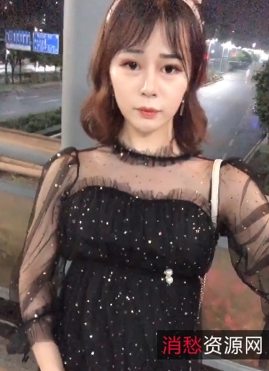 火爆虎牙宅男张思妮有尺度合集：斗鱼粉丝柔和清纯模样，真女人奇怪棒子神秘处逛街商场女厕