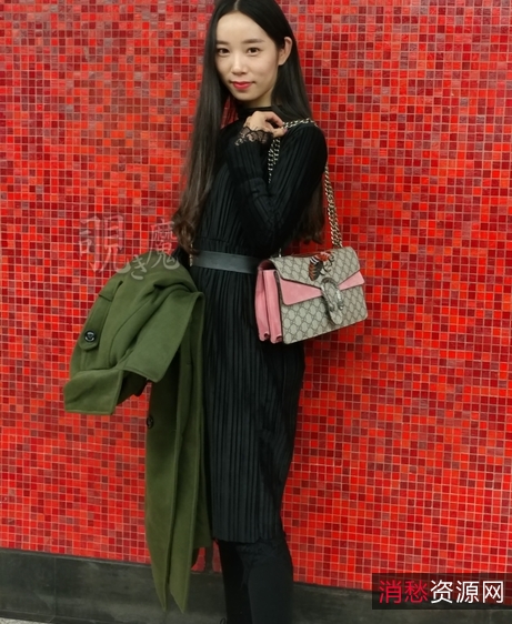 转载搬运小嫩模玩弄奇葩姿势2.9G百度盘1v+3g