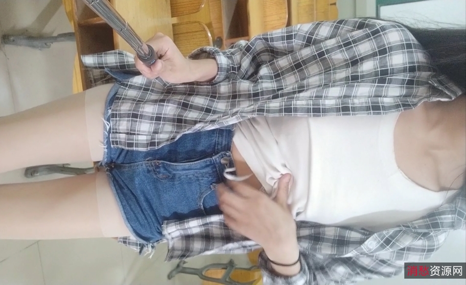 学生妹在大教室自拍肉丝美腿,揉揉抠动,百度盘分享
