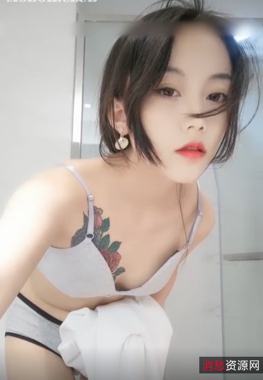 交友妹自称大壹的大学生在教室最后一排与同学摸B的青春无敌经历