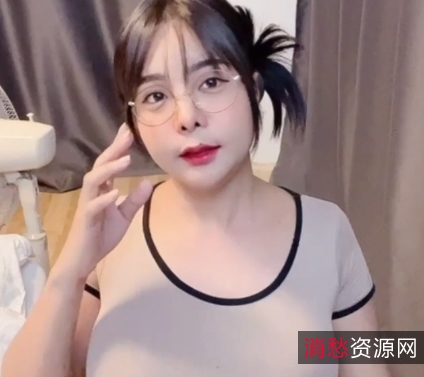 丰满23岁的yoshithunchanok发布了一段2G视频片段和图片,男粉们都兴奋不已。他的反差比和性别吸引了许多粉丝的注意,他们要求他在几周时间内发布更多内容。