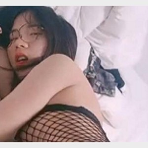 诱人可爱调皮小姐姐的黑丝网袜视频