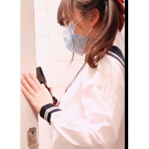 《工口糯米姬：清纯可爱超市色M厕所内啪1V1G》