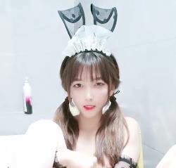 萌妹双马尾自拍直播，青春活力身材展示视频