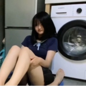 清纯学生妹于利展现足艺和鞋交技巧，视频大小5v+3.12g