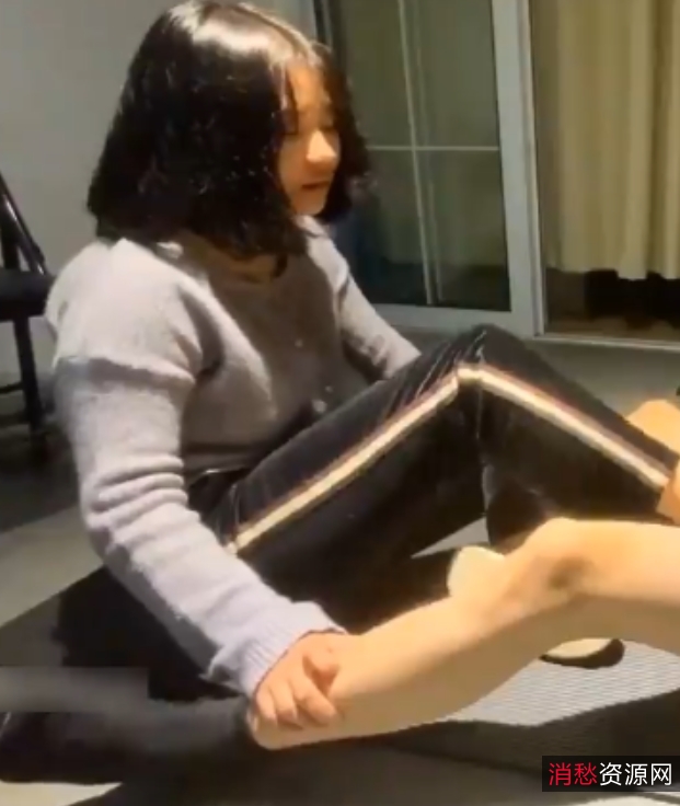 清纯学生妹于利展现足艺和鞋交技巧，视频大小5v+3.12g