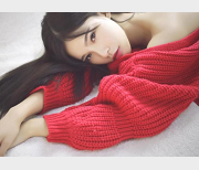 微博红人兔牙萌萌：泳装短裙玉腿黑丝直播呐喊视频