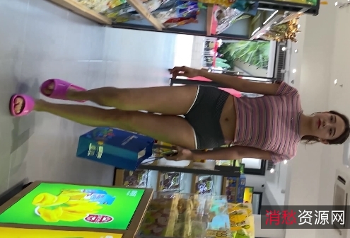 性感美女穿着紧身热裤展示完美长腿和翘臀,视频分享在百度云上