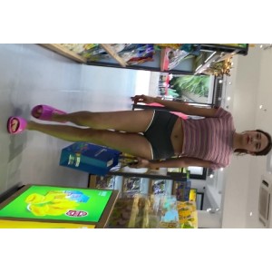 性感美女穿着紧身热裤展示完美长腿和翘臀，视频分享在百度云上