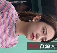 性感美女穿着紧身热裤展示完美长腿和翘臀,视频分享在百度云上