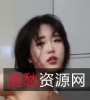 妹子风格的00后白幼瘦学生在学校乖巧的形象,家里有一只可爱的小小狗。