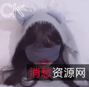 妹子风格的00后白幼瘦学生在学校乖巧的形象,家里有一只可爱的小小狗。