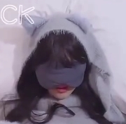 妹子风格的00后白幼瘦学生在学校乖巧的形象，家里有一只可爱的小小狗。