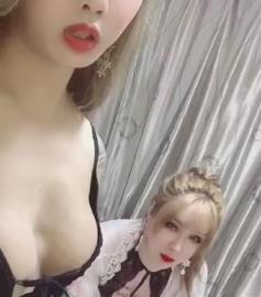 金雪儿TS女孩自拍视频20分钟，闺蜜合作展现颜值车灯，家庭下水道助人