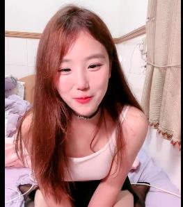 乖乖幼：小主播自拍搞笑视频，颜值身材吸引眼球，评论区热议下载观看