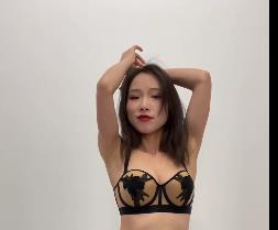 神秘网红小雪儿露脸啦！定制车衣自拍道具秀，勇闯下水道！快来看她的视频吧！