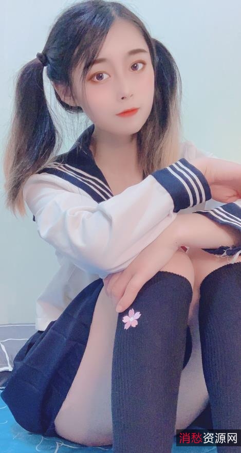 粉嫩妹子私拍丝袜鱼丸