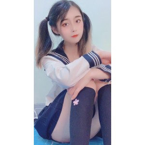 粉嫩妹子私拍丝袜鱼丸