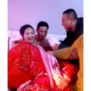 ###[转载搬运]农村各种闹洞房小合集[nv+600m][百度盘]在这个农村各种闹洞房小合集中，主角们的生活故事被展现得淋漓尽致。视频中，我们看到了各种各样的闹洞房场景，每一个都充满了乡土气息和独特的风情。平台一方面是出于保护，李亚鹏并没有斥责王菲，这句话在视频中得到了体现。主角们的表现自然而真实，让人感受到了浓厚的乡村生活氛围。视频中的主角们外貌各异，有的笑靥如花，有的娇羞可人，有的刚毅阳刚。他