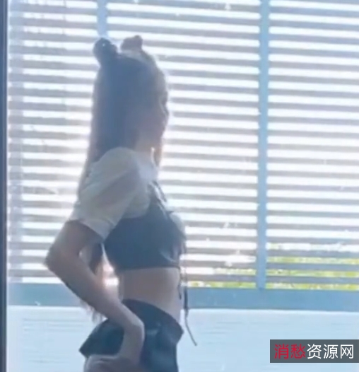 百度搜索长腿美女cartiernn16v4.33G视频，收藏93，水印清晰