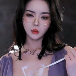 福利姬美女温凉万元定制最新合集2V1.3G，完整版自拍道具秀