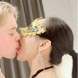 国际版百度盘完美身材骚娇妻亨利夫妇最新合集5V2.39G，绿帽老公与俊俏交换生的故事