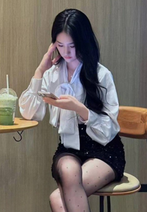 114M太顶了刘婉婷JK白丝系列推特1V15P