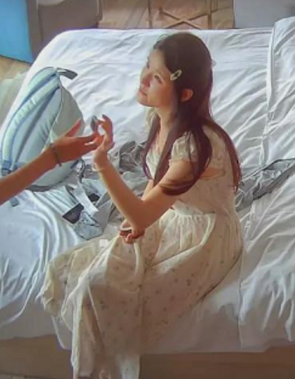 碎花裙白皙妹红毛男友手表诱骗酒店沙发推车1.85GB精品