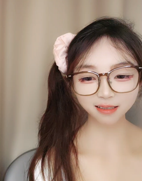 微博你的草莓蛋糕私房视频2部1.6G清纯学妹